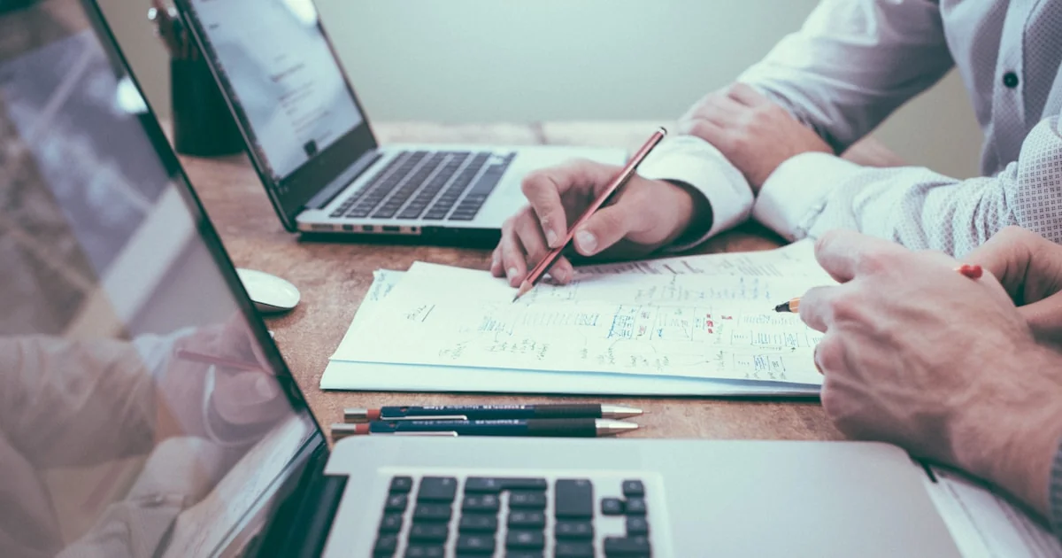 Profissional de RH analisando relatórios de saúde corporativa em reunião