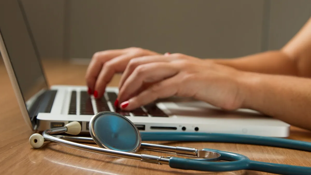 Consulta médica representando saúde preventiva e coparticipação