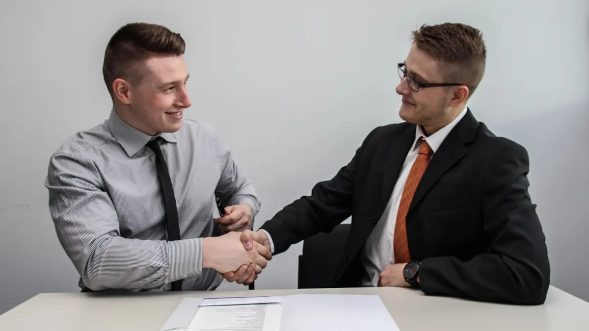 Aperto de mao entre profissionais sorrindo, representando acordo de fee per life em saúde corporativa