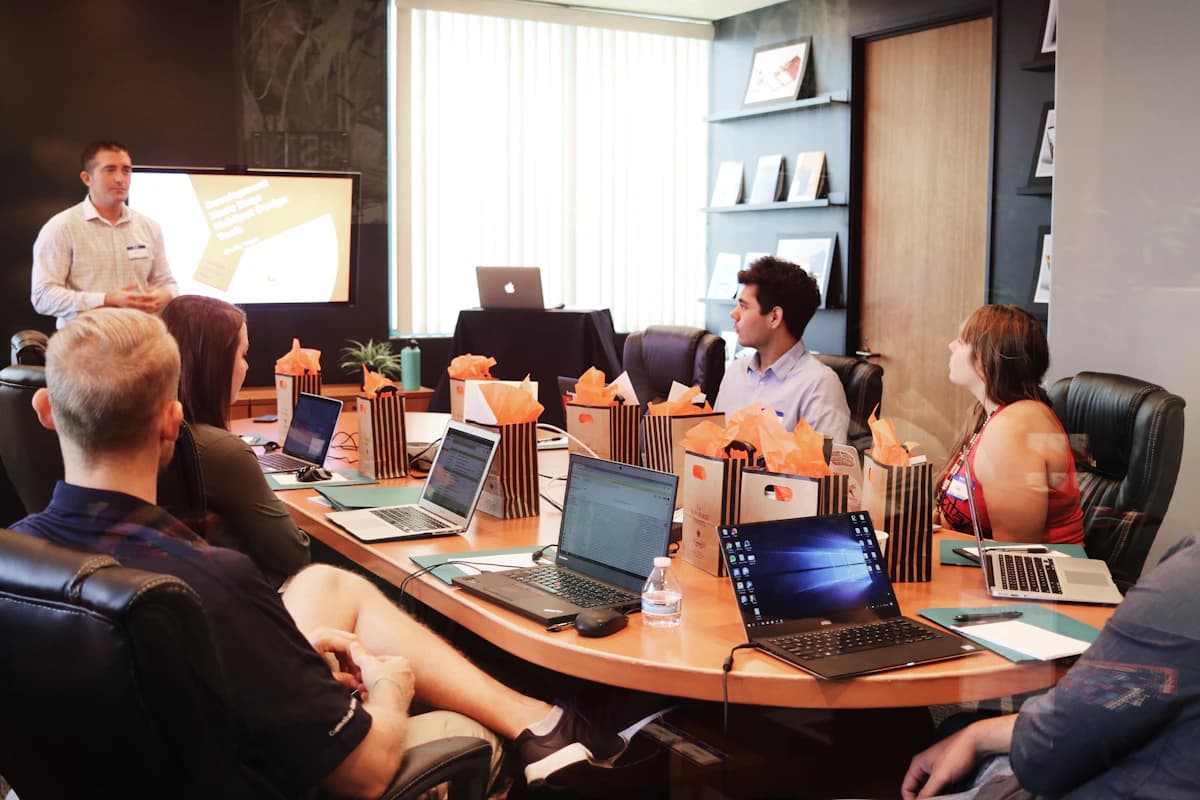 Líder facilitando workshop corporativo com equipe sobre evolução da gestão de saúde na empresa