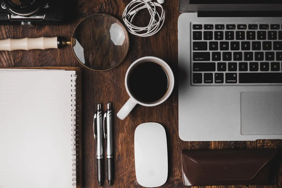 Ambiente de trabalho com elementos de bem-estar e programa de saúde mental corporativa