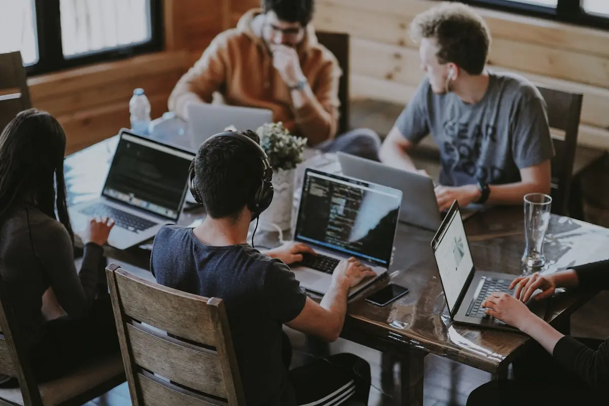 Equipe em ambiente de trabalho colaborativo demonstrando confiança e segurança psicológica