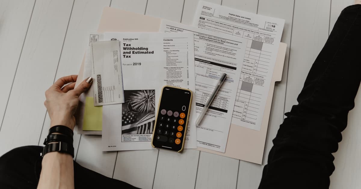 Calendário e contrato de plano de saúde empresarial sobre mesa, representando vigência e prazo de renegociação