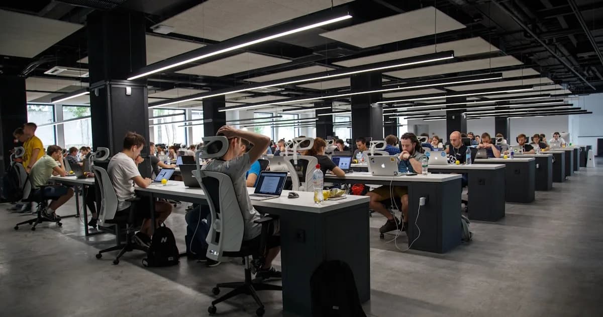 Profissionais de saúde e segurança do trabalho em reunião sobre Abril Verde e NR-1