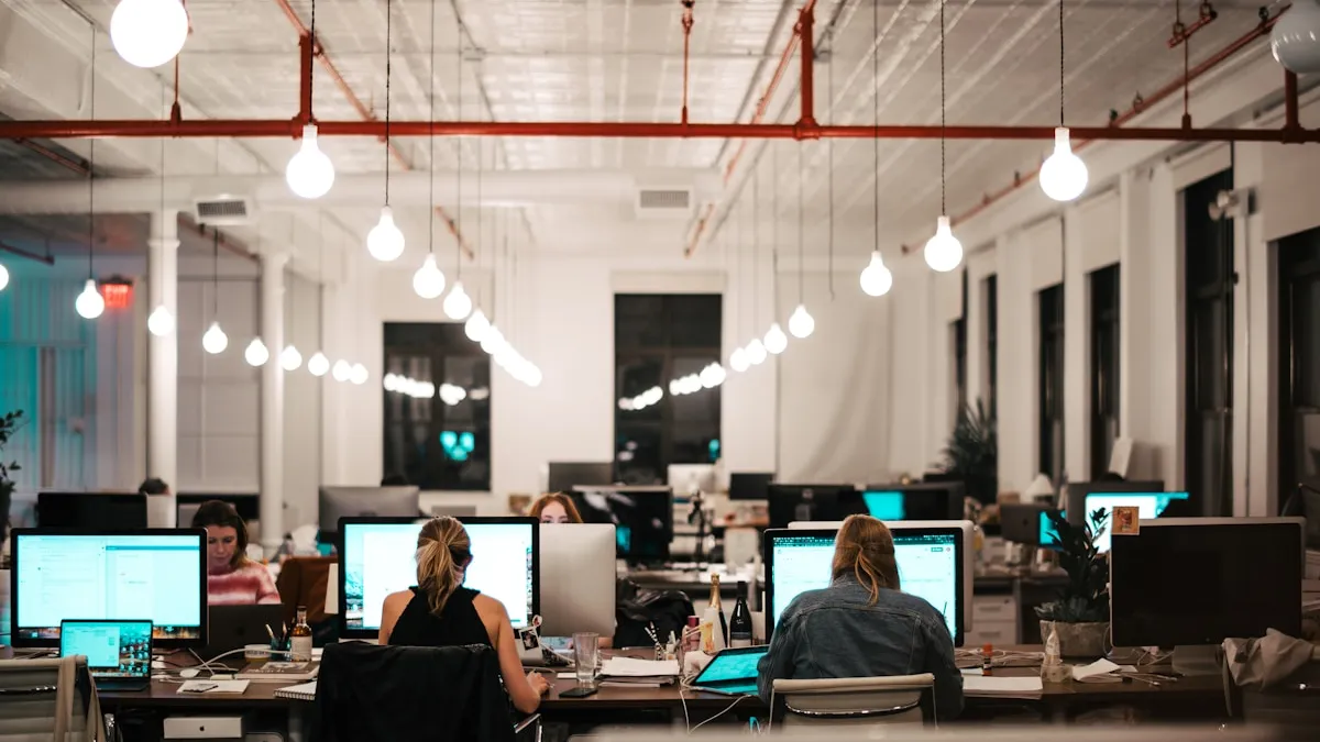 Profissional em escritório corporativo representando impacto do absenteísmo na produtividade