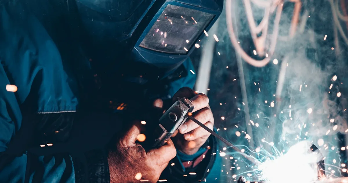 Trabalhador com capacete de segurança em ambiente industrial, representando prevenção de acidentes de trabalho