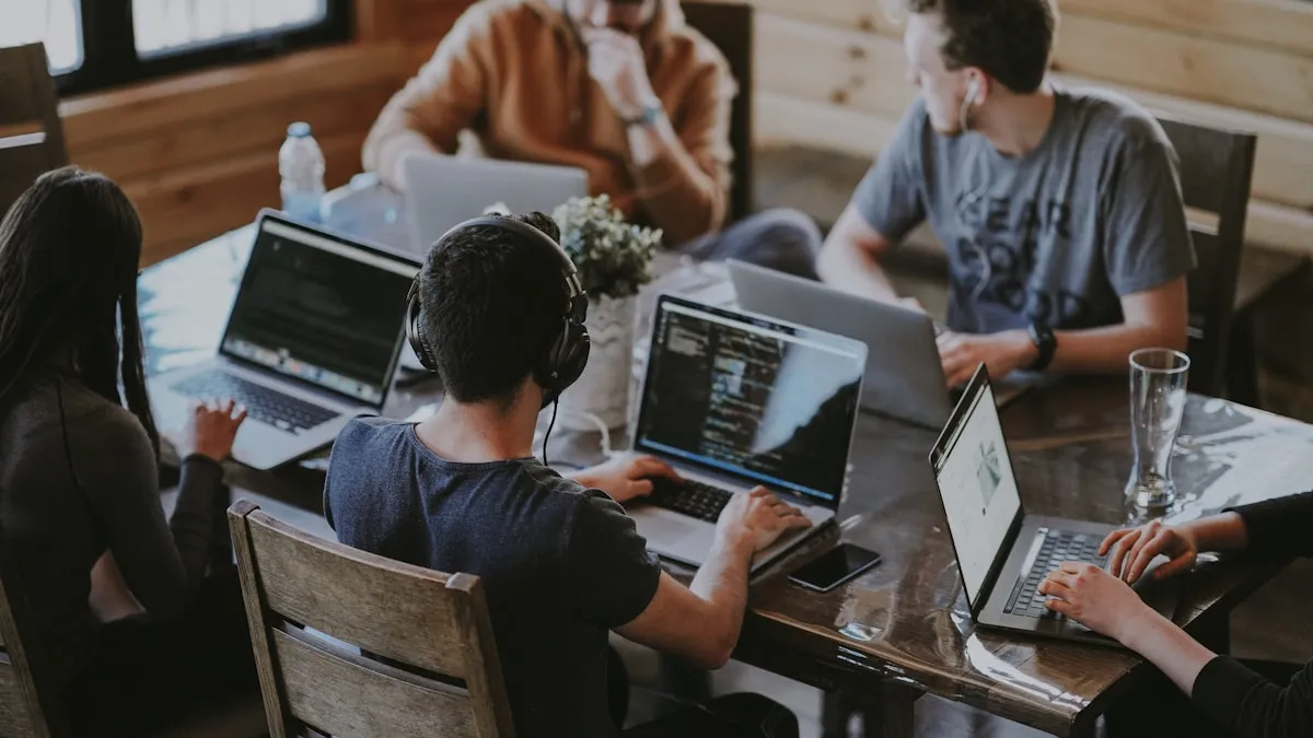 Equipe de RH em reunião corporativa analisando indicadores de saúde em laptop