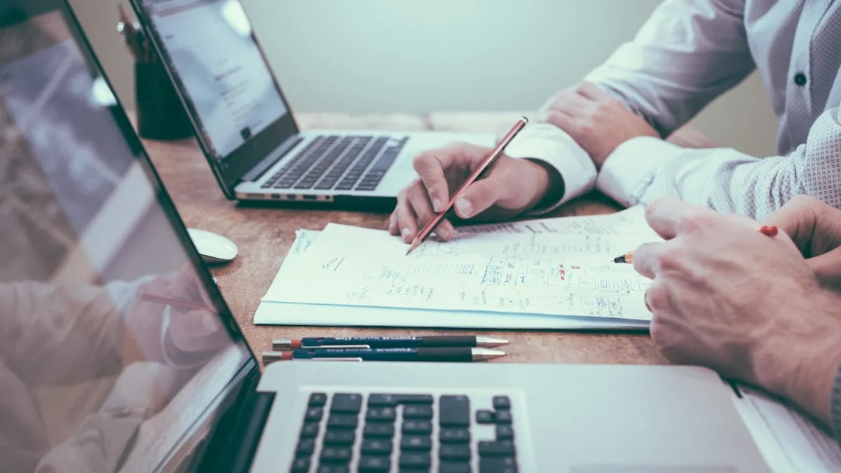 Executivos analisando propostas de plano de saúde empresarial em reunião