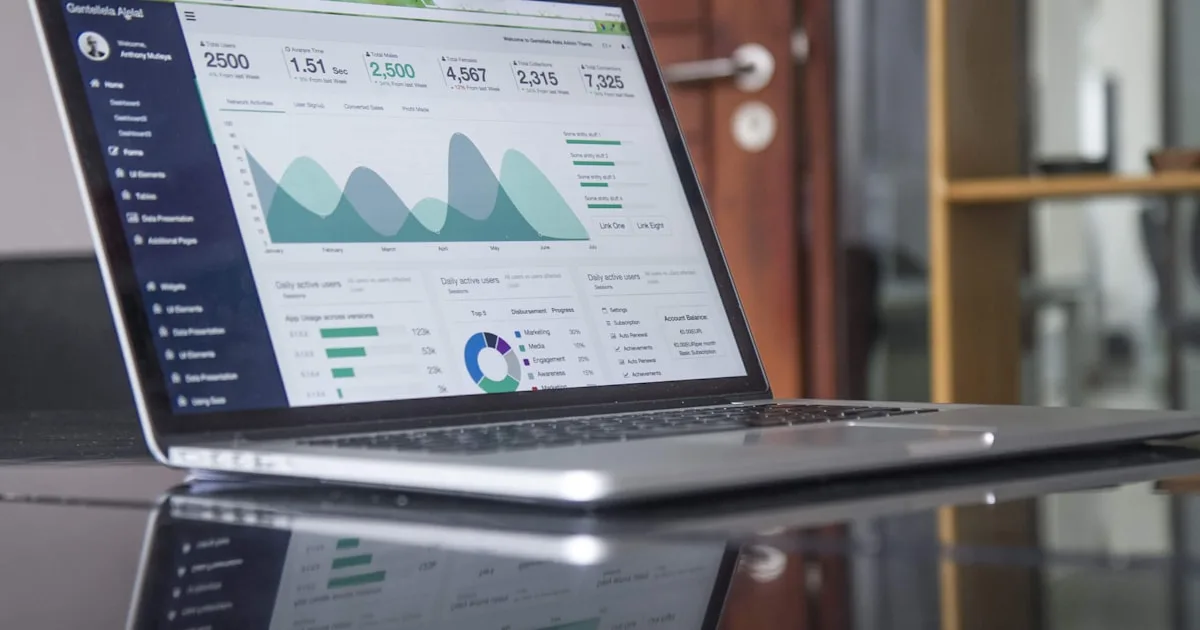Profissional de RH analisando dashboard com gráficos de sinistralidade em monitor, representando gestão de dados de saúde corporativa