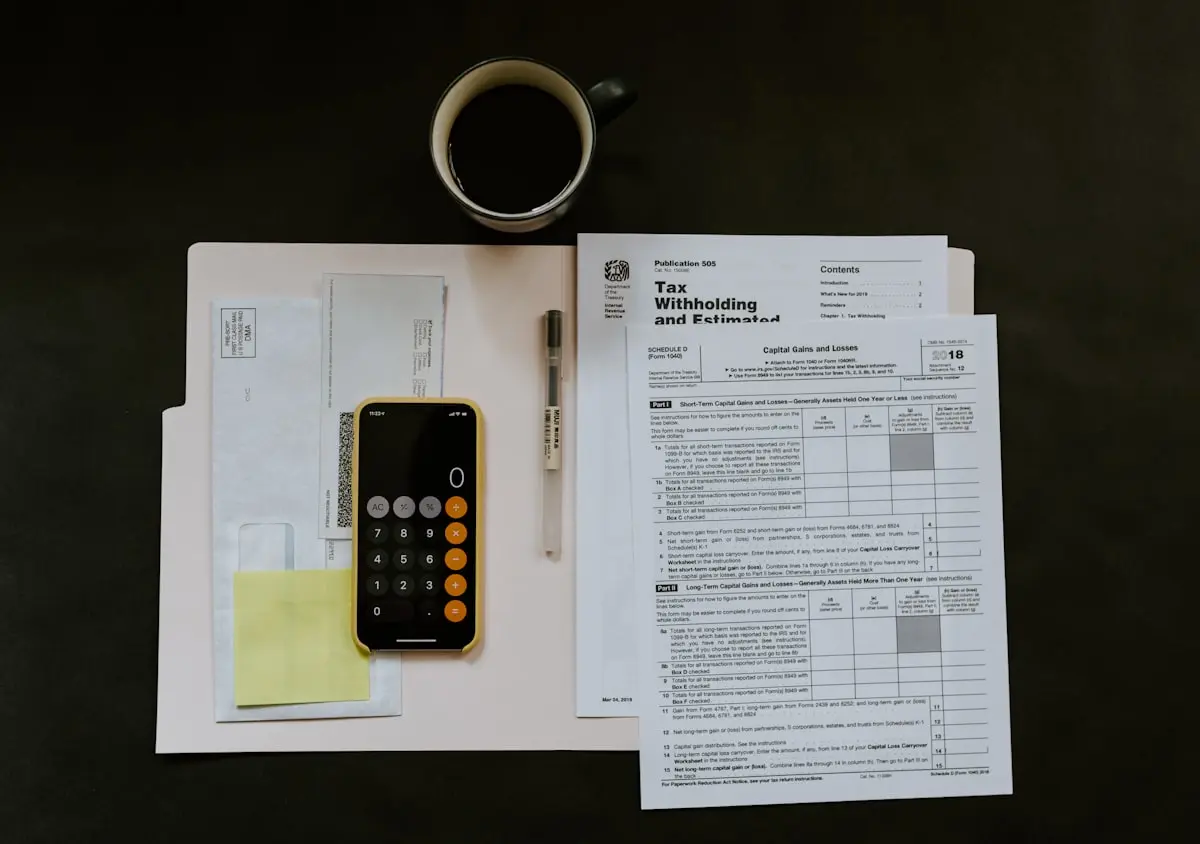 Documentos fiscais e calculadora sobre mesa representando dedução de plano de saúde no IR