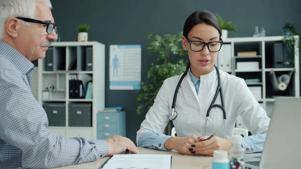 Médica em consulta preventiva com paciente, representando identificação e gerenciamento de doenças crônicas no trabalho