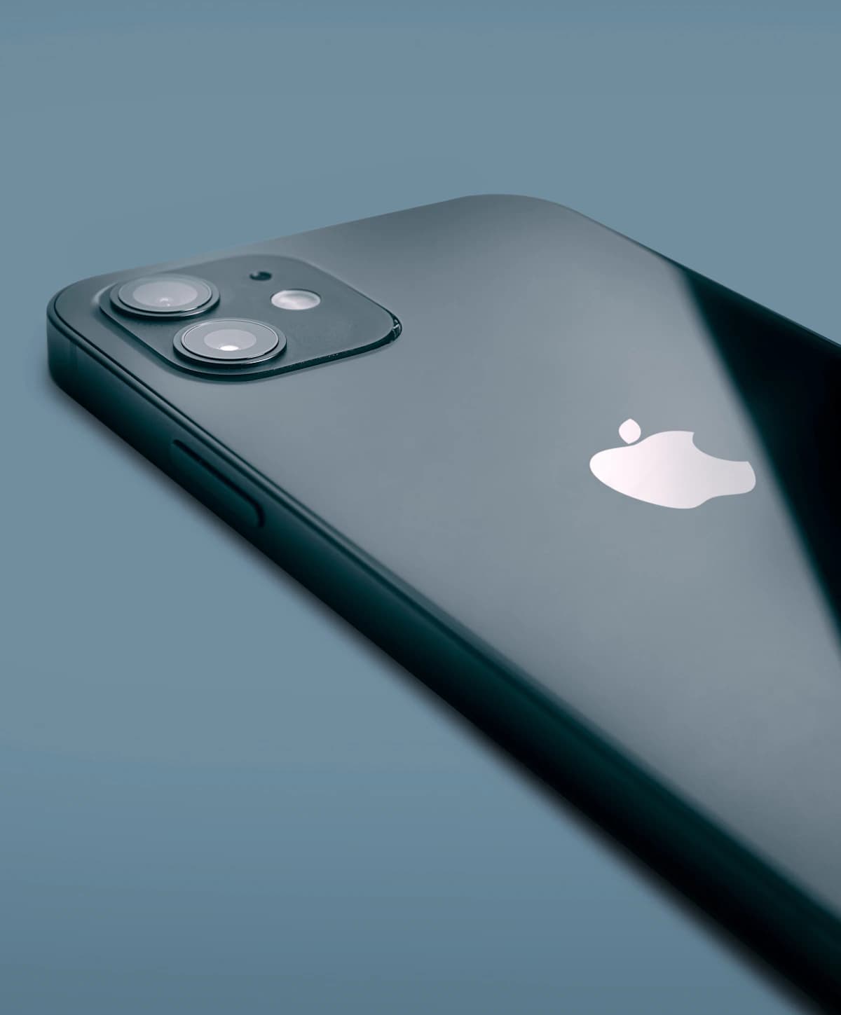 Close-up da câmera traseira de um iPhone, representando a tecnologia de triagem de saúde por selfie FaceScan