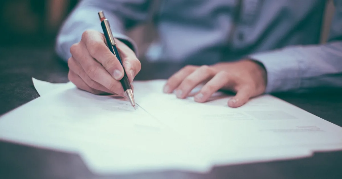 Executivos analisando dados de sinistralidade e modelos de remuneração por performance em saúde corporativa