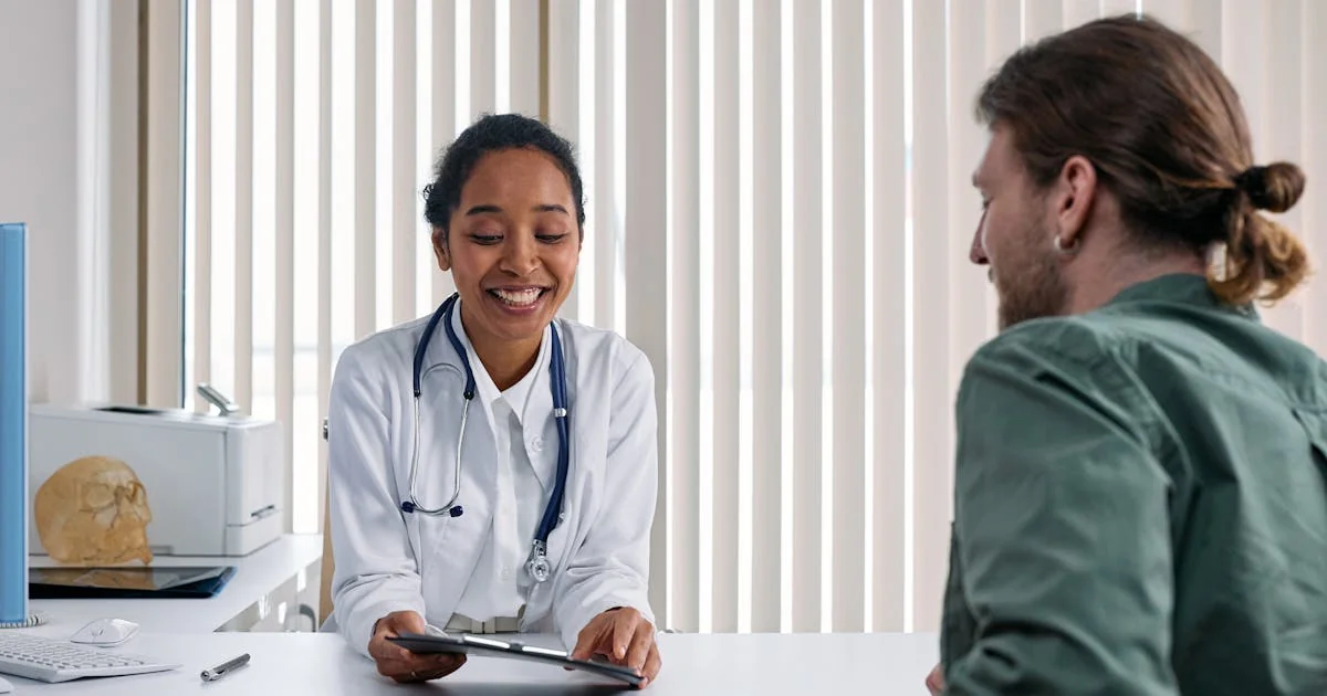 Profissional de saúde analisando dados de pacientes em tablet