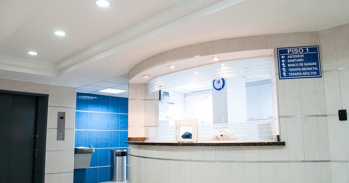 Corredor de hospital moderno com iluminação profissional