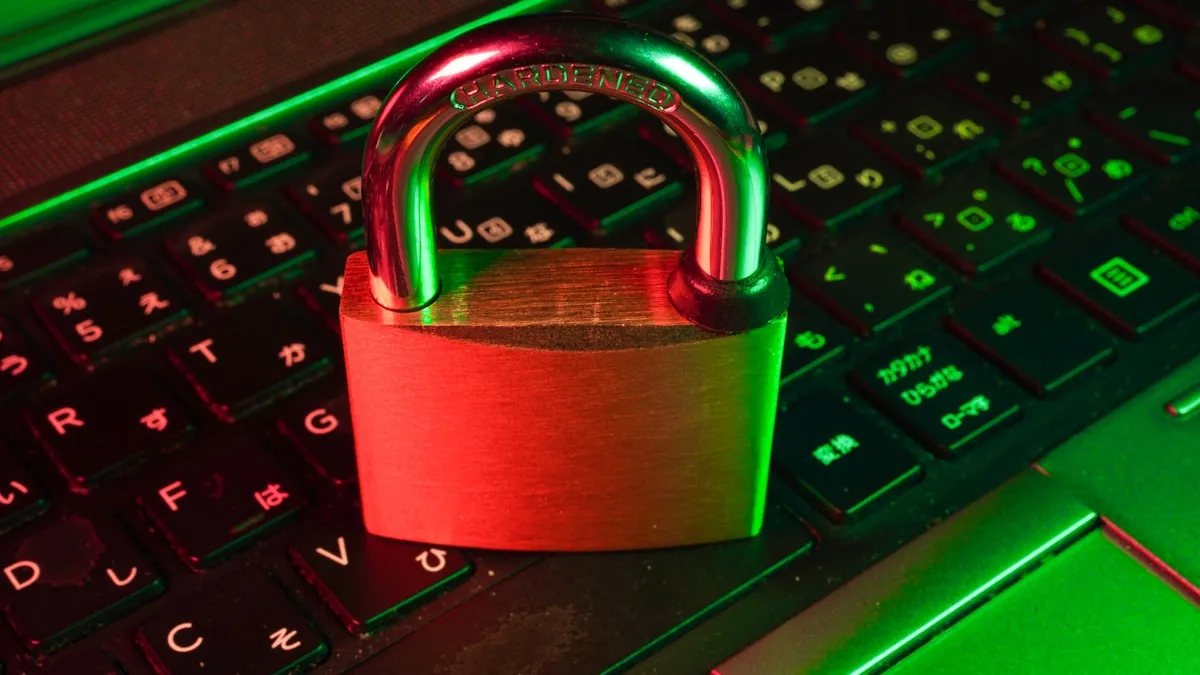 Cadeado vermelho sobre teclado de computador, representando proteção de dados sensíveis conforme LGPD em saúde corporativa
