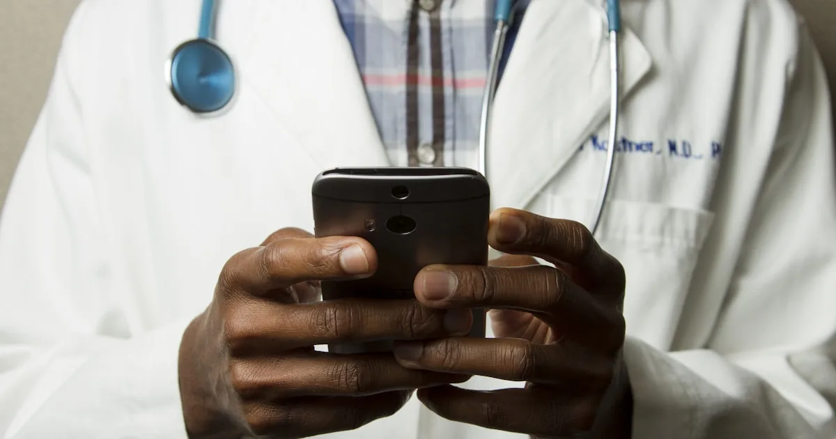 Estetoscópio e prontuário médico representando cuidado individualizado em saúde