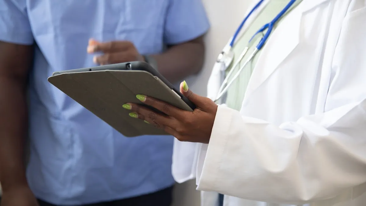 Profissional de saúde mostrando informações em tablet para paciente, representando navegação de cuidado continuo