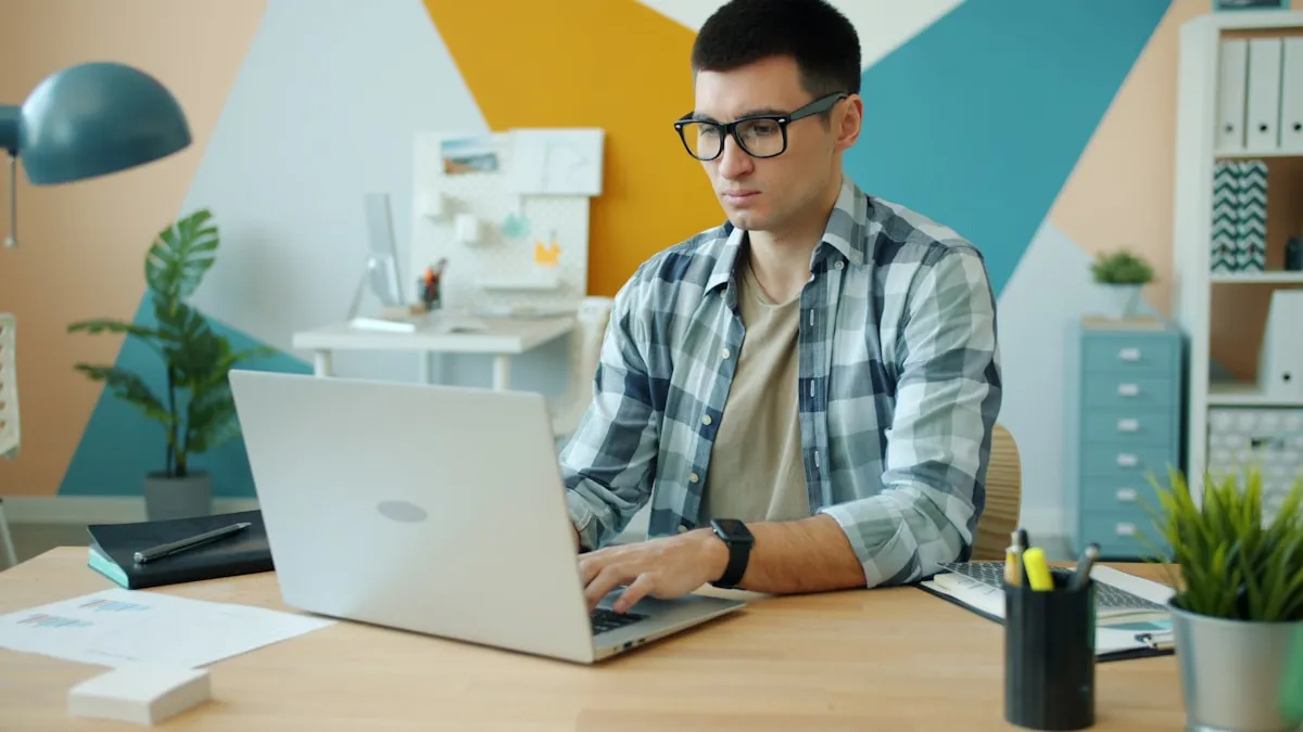 Colaborador concentrado trabalhando em escritório, representando riscos psicossociais no ambiente de trabalho