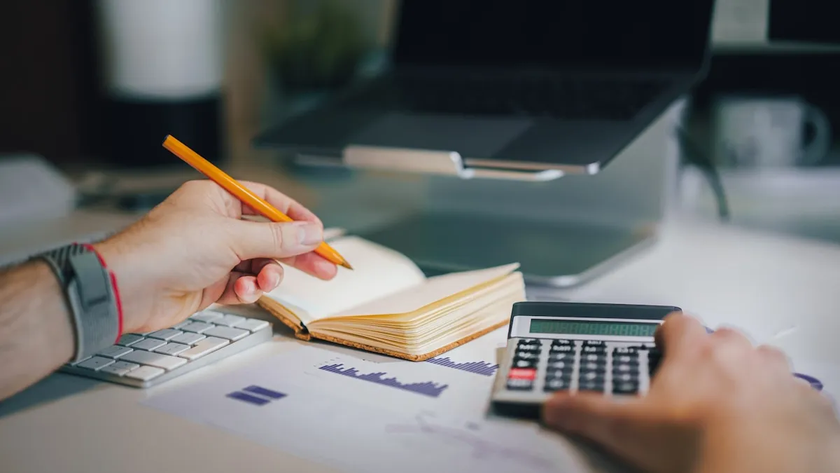 Profissional de RH analisando indicadores de sinistralidade em plano de saúde empresarial