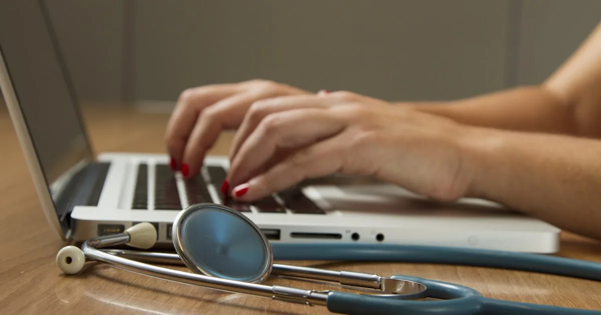 Profissional de saúde ocupacional realizando exame periódico em empresa