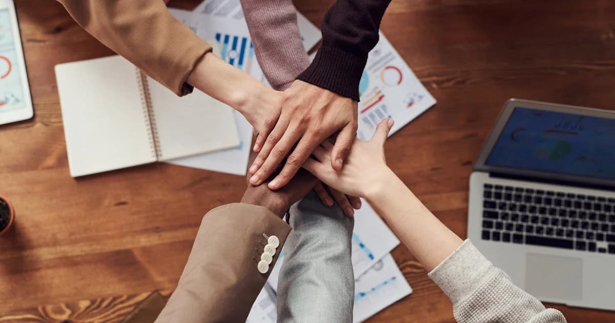 Equipe diversa de profissionais em ambiente de trabalho moderno e colaborativo