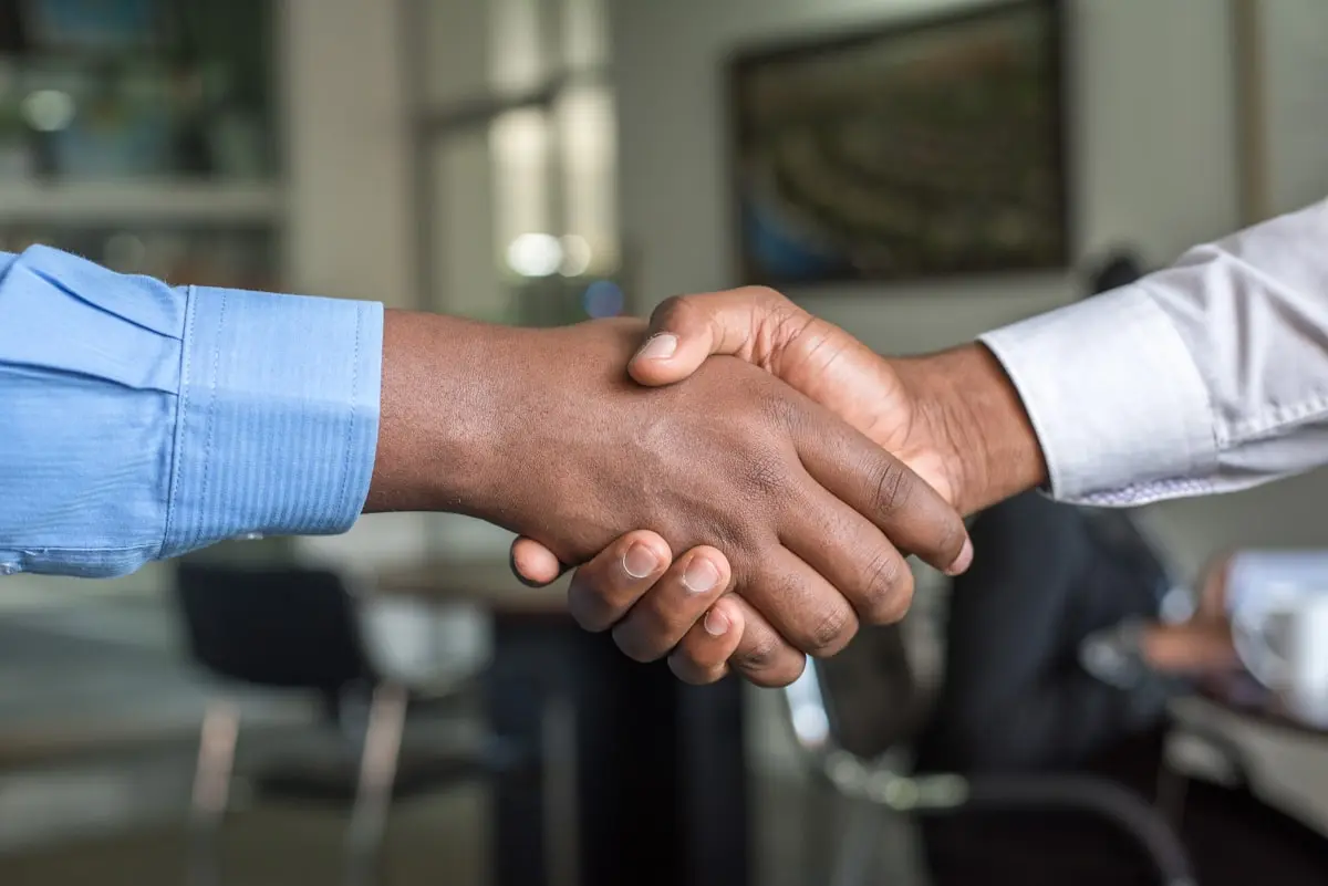 Reunião entre profissional de RH e colaborador sobre direitos de continuidade do plano