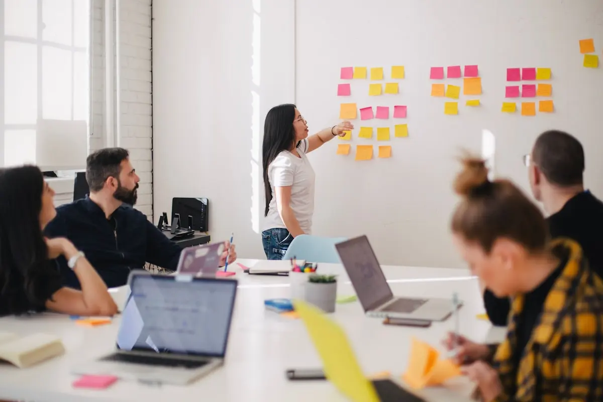 Colaborador retornando ao trabalho após afastamento com suporte do programa de reintegração