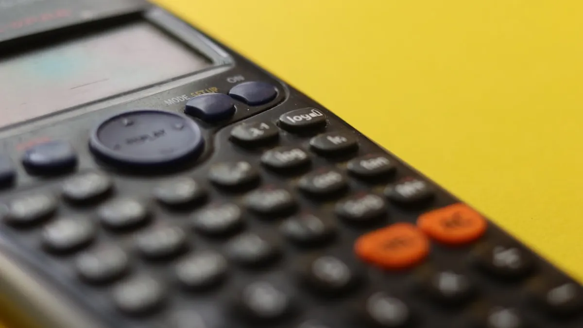 Calculadora preta sobre superficie representando planejamento financeiro de custos de plano de saúde empresarial