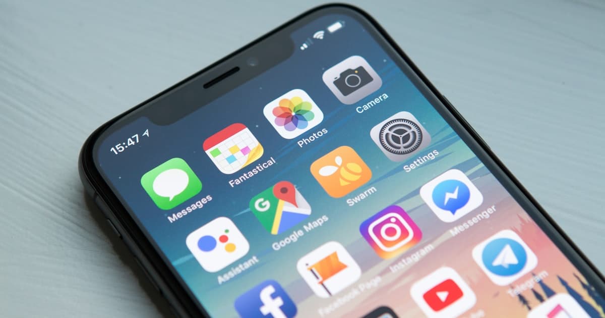 Pessoa usando smartphone para comunicação de saúde, representando engajamento digital em saúde corporativa