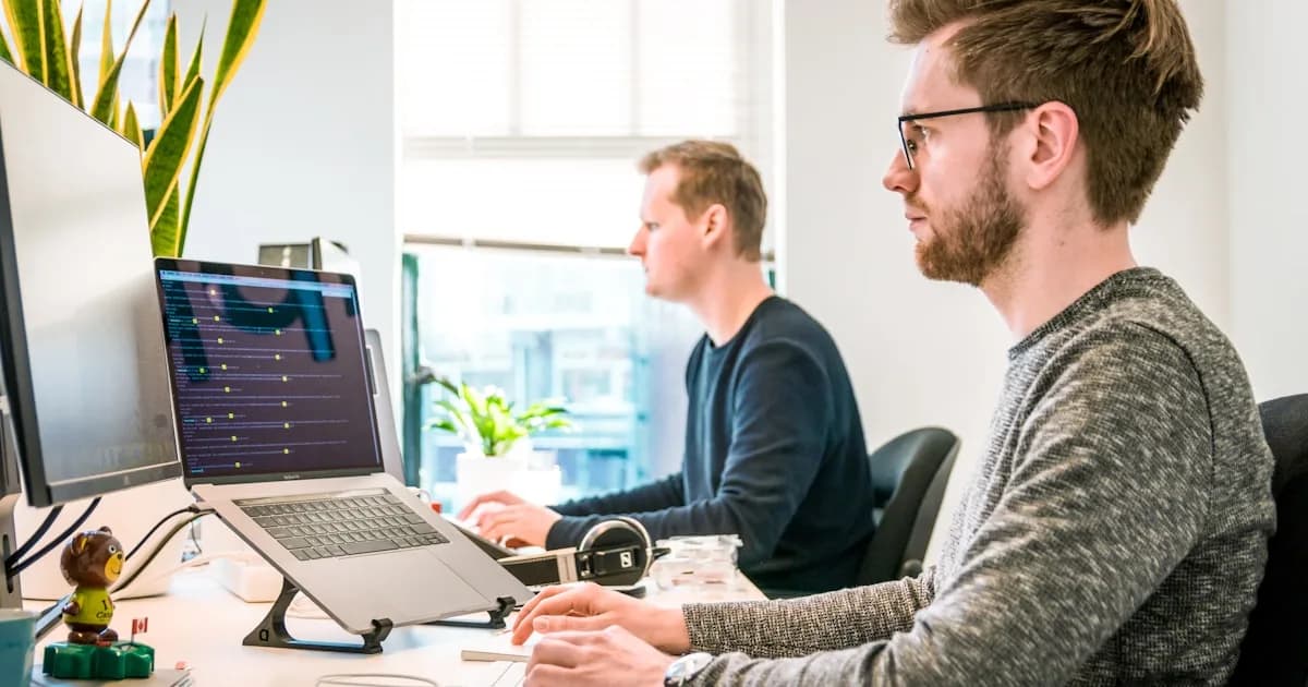 Profissional de saúde analisando dados em tela com gráficos preditivos, representando inteligência artificial aplicada à saúde corporativa