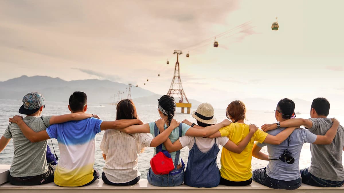 Grupo de pessoas unindo as mãos em gesto de apoio e acolhimento, representando campanha de saúde mental corporativa