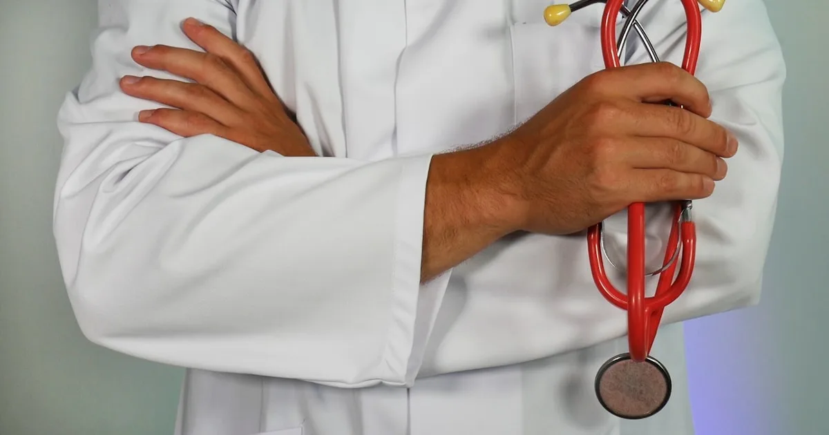 Médico e gestor analisando indicadores de saúde em painel digital, representando Value-Based Healthcare aplicado ao contexto corporativo