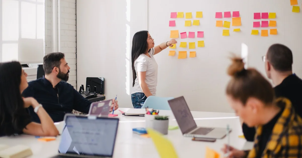Profissional de RH analisando dashboard de indicadores de saúde corporativa com dados de sinistralidade e bem-estar