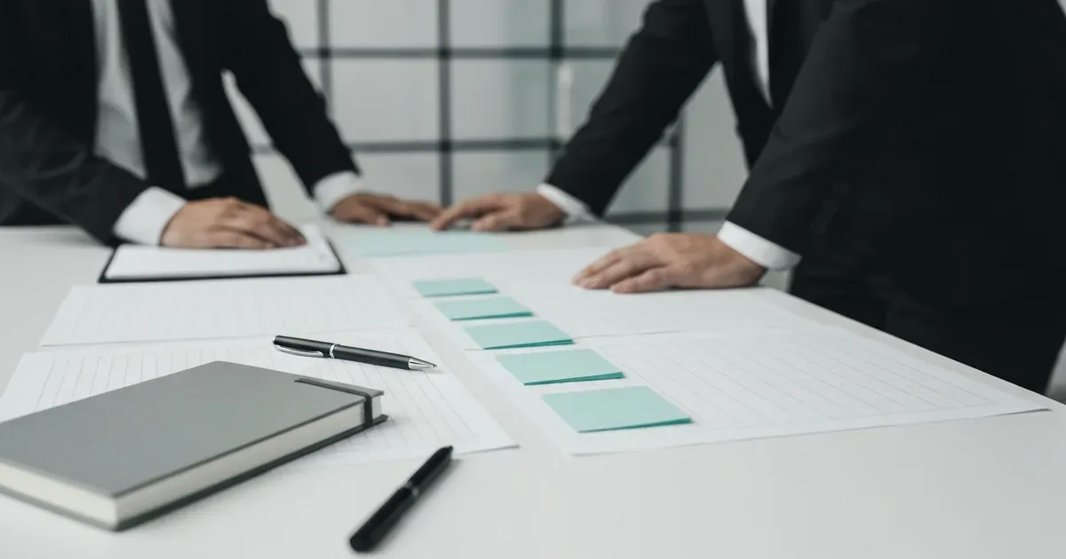 Sala de reunião corporativa com planilha de indicadores de saúde populacional projetada
